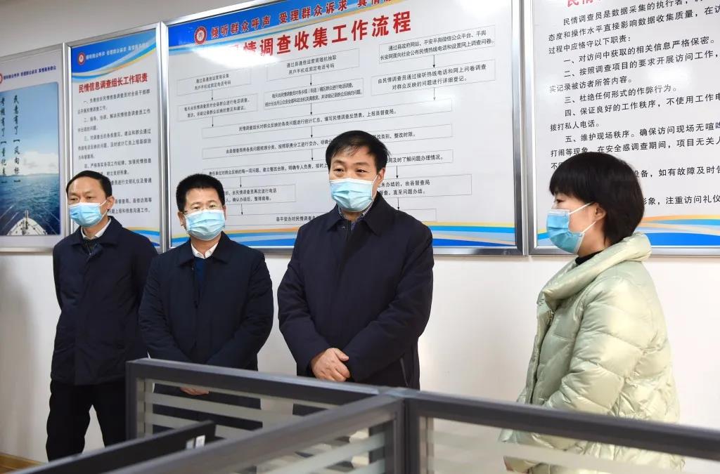 平舆县委副书记、县长刘飞走访慰问疫情防控工作人员