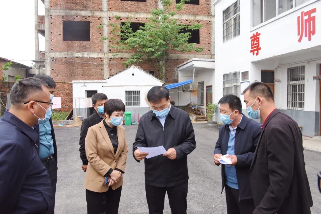 平舆县委副书记、县长刘飞到部分乡镇调研指导疫情防控和农村人居环境整治工作