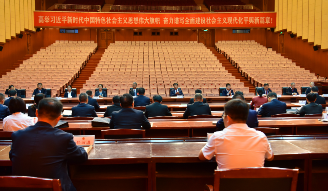 平舆县第十五届人民代表大会第四次会议主席团第一次会议召开