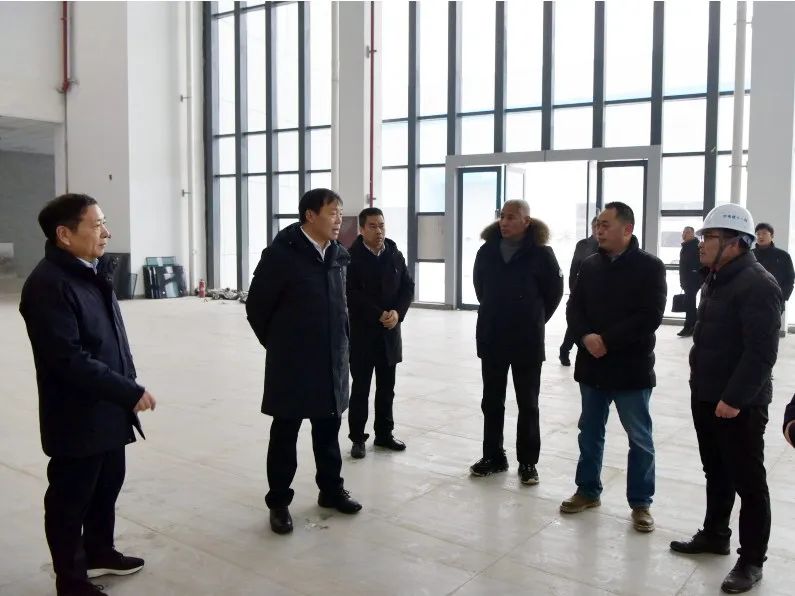 平舆县委书记刘飞就泰普森二期项目建设进行现场办公