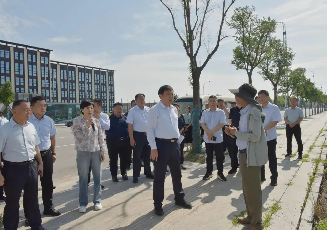 平舆县委书记刘飞就重点项目建设进行现场办公